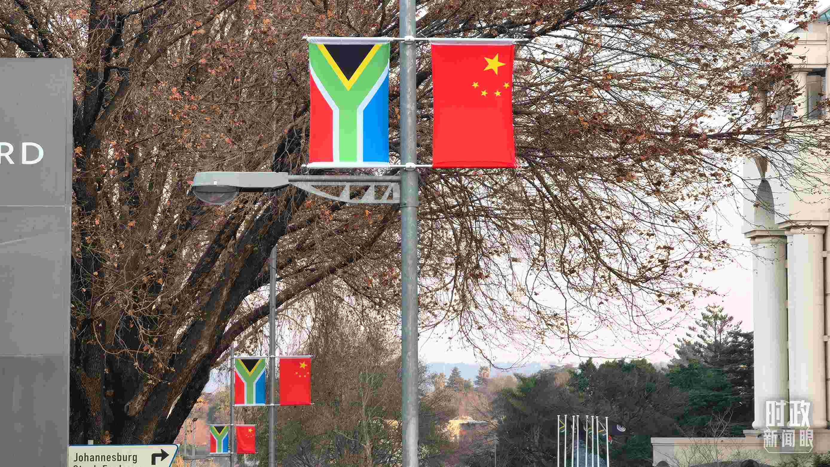 △約翰內(nèi)斯堡，街頭懸掛著中南兩國(guó)國(guó)旗。（總臺(tái)央視記者韓銳拍攝）