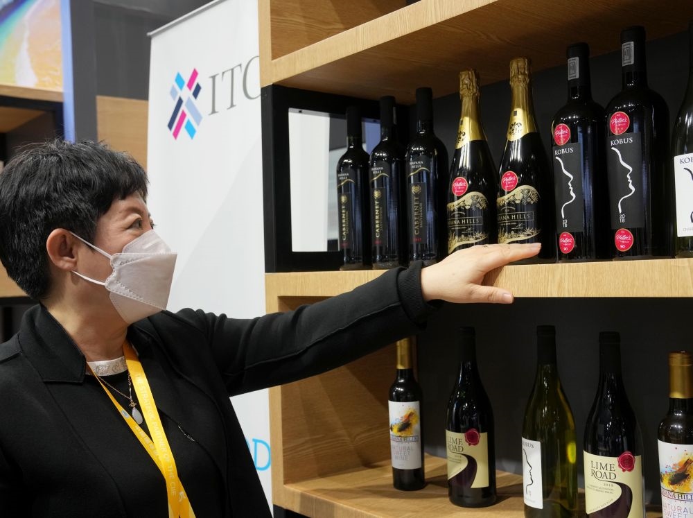 這是在中國(guó)上海舉行的第五屆進(jìn)博會(huì)上拍攝的來(lái)自南非的葡萄酒（2022年11月7日攝）。