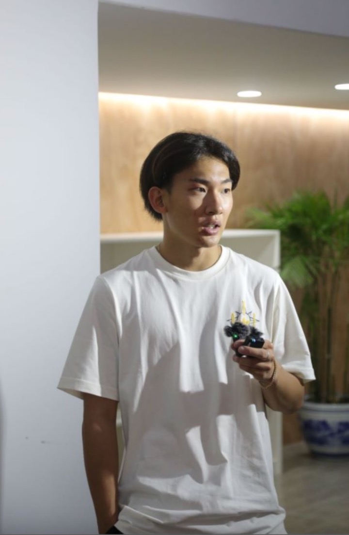 蘇翊鳴接受媒體采訪。