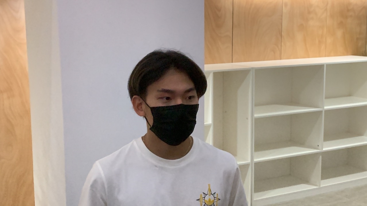 蘇翊鳴接受媒體采訪。荊政崳攝