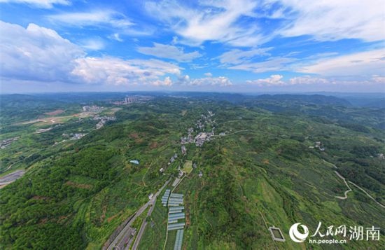 群山環(huán)抱的菖蒲塘村。 人民網(wǎng)記者 劉賓攝