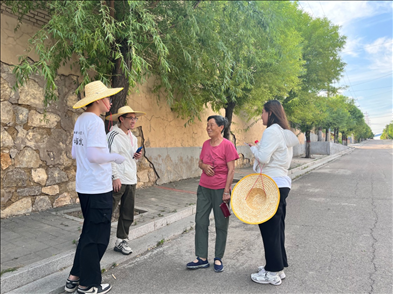 國土整治與生態(tài)修復實踐調(diào)研團師生與村民交流。校方供圖