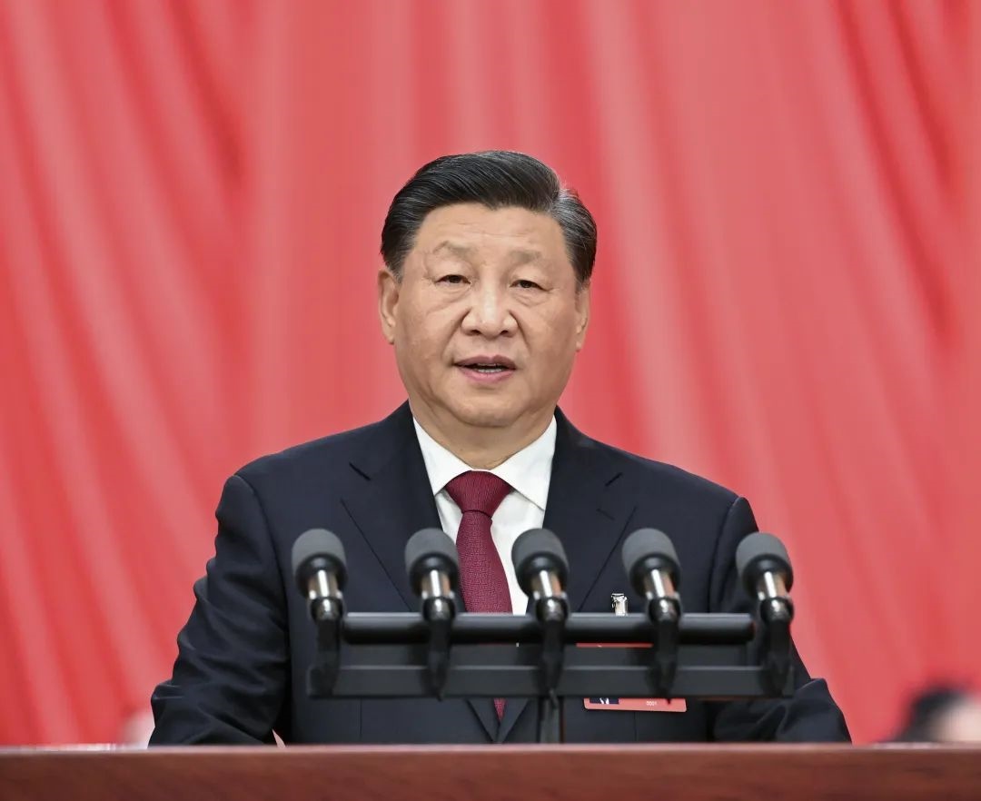 2022年10月16日，中國共產黨第二十次全國代表大會在北京人民大會堂開幕。習近平代表第十九屆中央委員會向大會作報告。圖/新華社記者 饒愛民 攝