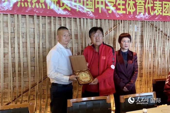 巴西中國和平統(tǒng)一促進(jìn)會(huì)會(huì)長王俊曉向中國中學(xué)生體育代表團(tuán)團(tuán)長劉立新贈(zèng)送紀(jì)念品。人民網(wǎng)記者 宋亦然攝