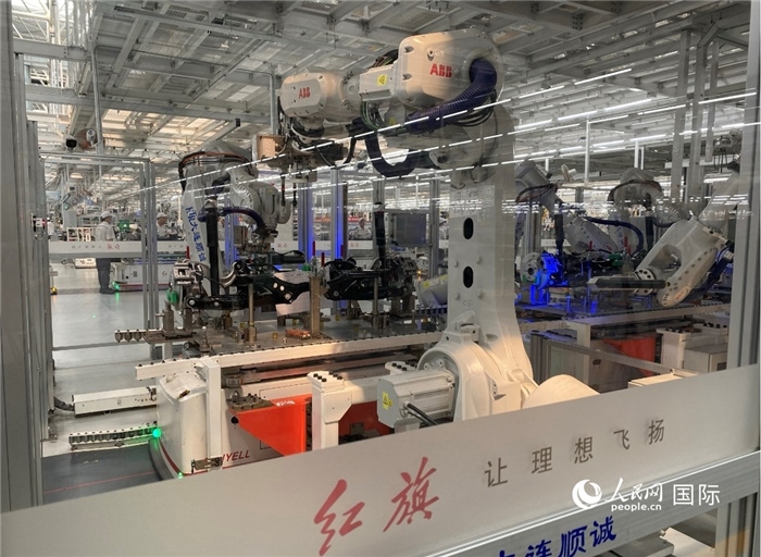 一汽—紅旗繁榮工廠內(nèi)的智能機(jī)器人。人民網(wǎng) 宋歌攝