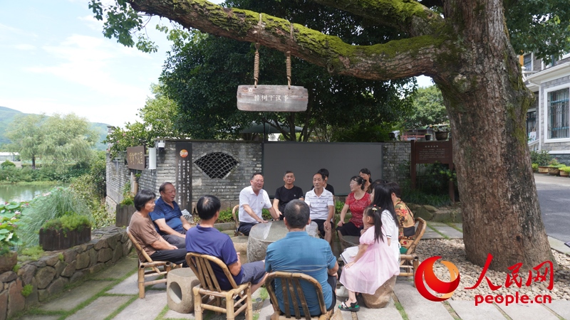 余杭區(qū)徑山鎮(zhèn)小古城村村民在“樟樹下議事”。人民網肖聰聰攝