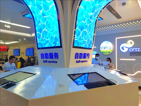 市民在中國（廣西）自由貿(mào)易區(qū)南寧片區(qū)綜合服務(wù)大廳辦理業(yè)務(wù)。人民網(wǎng) 付華周攝