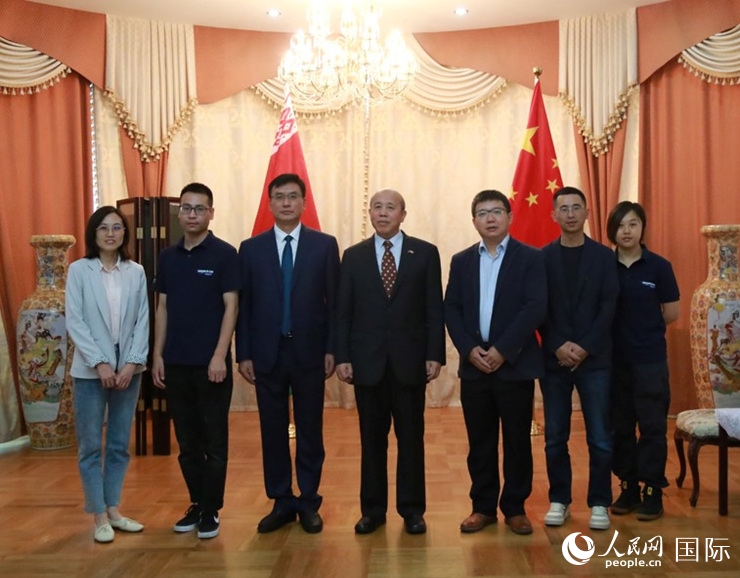 謝小用大使與人民網(wǎng)記者合影。