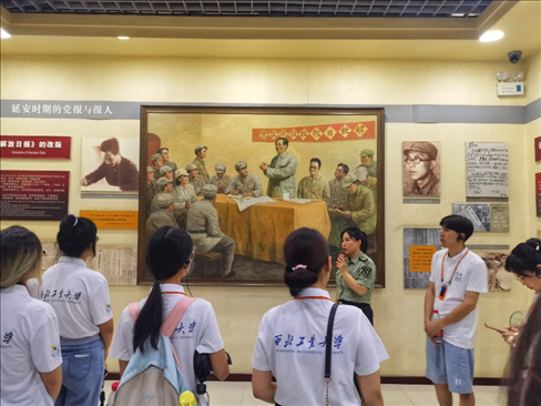 中外學(xué)生在延安參觀博物館。學(xué)校供圖