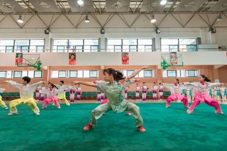△今年暑假期間，浙江溫州舉行青少年學生陽光體育運動會。