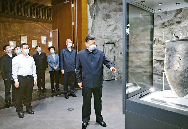 2023年6月2日，中共中央總書記、國家主席、中央軍委主席習近平在北京出席文化傳承發(fā)展座談會并發(fā)表重要講話。這是座談會前，習近平2日下午在中國歷史研究院考察。 新華社記者 鞠鵬/攝