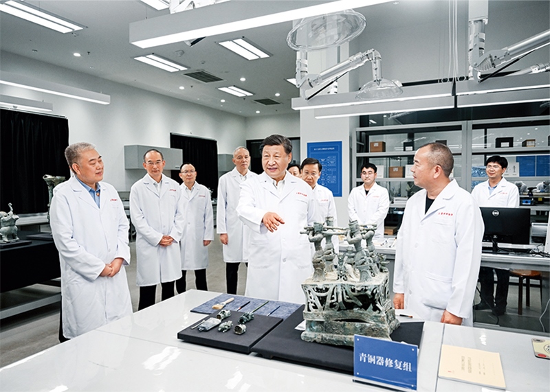 2023年7月25日至27日，中共中央總書記、國家主席、中央軍委主席習近平在四川考察。這是26日下午，習近平在位于德陽市廣漢市的三星堆博物館文物保護與修復館，同現(xiàn)場工作人員親切交流。 新華社記者 謝環(huán)馳/攝