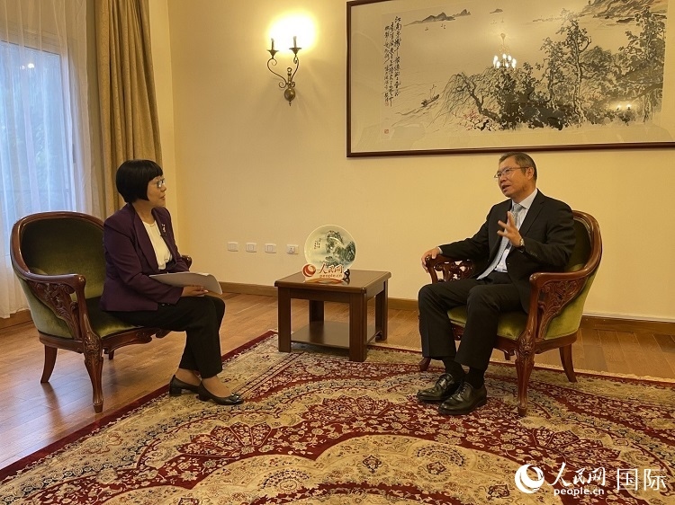 胡長春大使（圖右）接受人民網(wǎng)記者唐維紅采訪。人民網(wǎng)記者 趙艷紅攝
