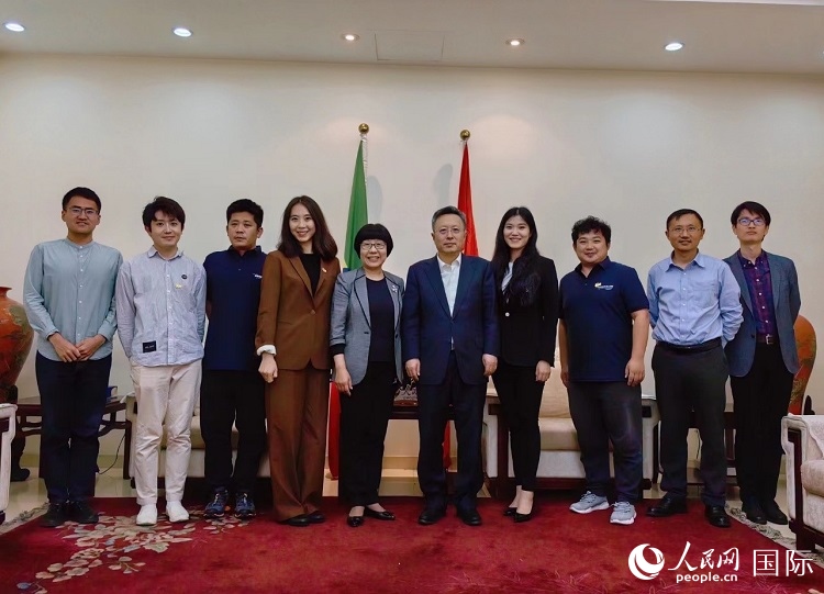 趙志遠大使（右五）、使館工作人員與人民網(wǎng)記者合影。