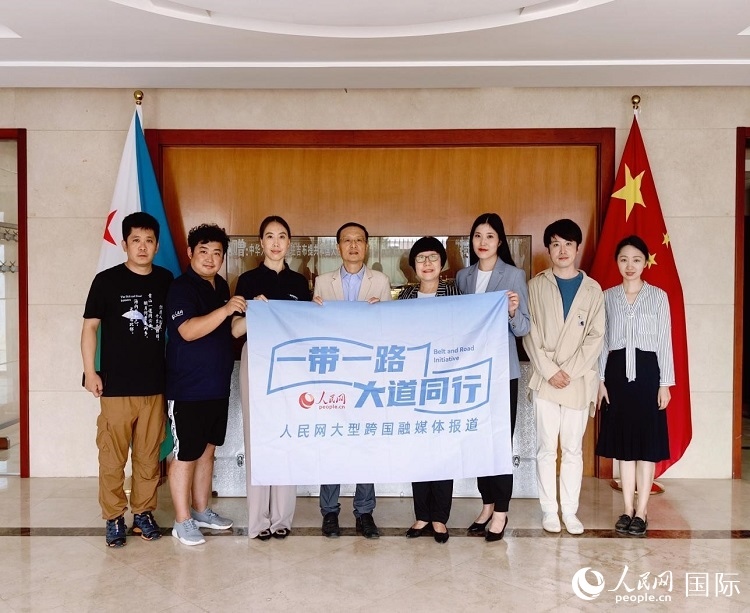 胡斌大使（左四）、使館工作人員與人民網(wǎng)記者合影。