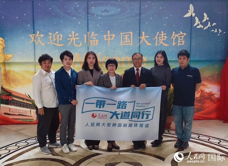 崔建春大使（右三）與人民網(wǎng)記者合影。