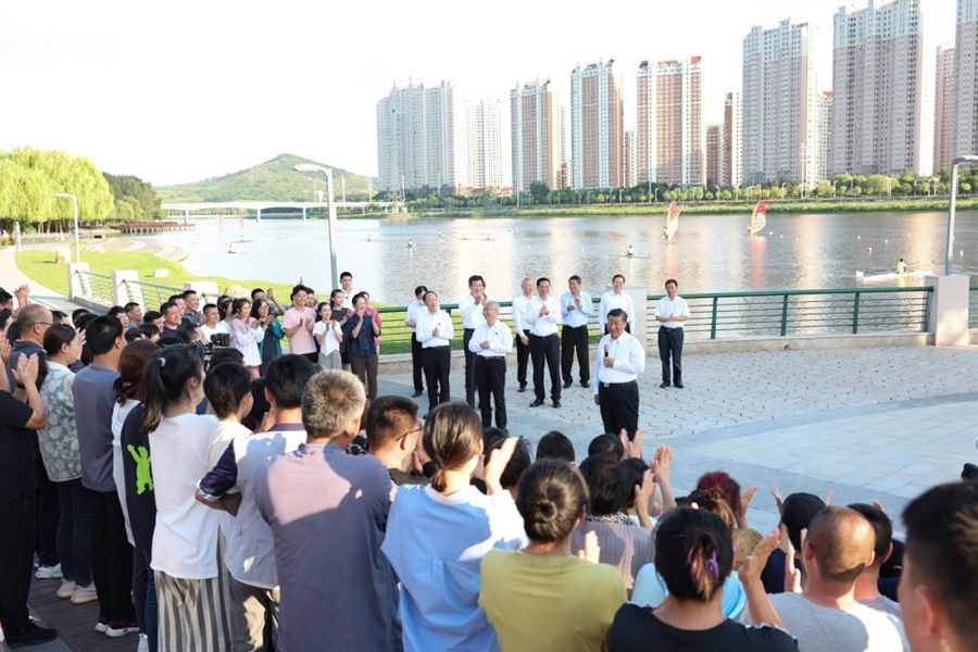 2022年8月16日，習(xí)近平在遼寧錦州東湖森林公園察看小凌河沿岸生態(tài)環(huán)境時，同正在休閑、進行文化活動的群眾親切交流。
