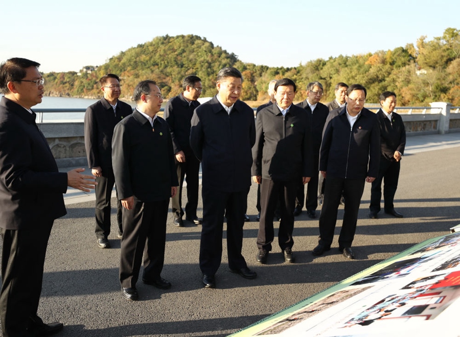 2020年11月12日，習(xí)近平在江蘇南通五山地區(qū)濱江片區(qū)，沿江邊步行察看濱江生態(tài)環(huán)境。