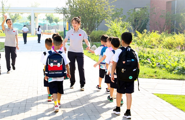 8月30日，雄安史家胡同小學(xué)學(xué)生體驗(yàn)學(xué)校生活。老師帶學(xué)生進(jìn)教室。