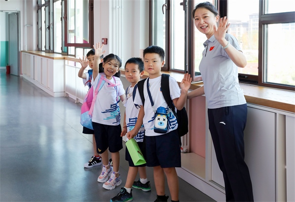 8月30日，雄安史家胡同小學(xué)學(xué)生體驗(yàn)學(xué)校生活。老師帶學(xué)生進(jìn)教室。