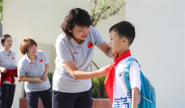 8月30日，雄安史家胡同小學(xué)學(xué)生體驗(yàn)學(xué)校生活。老師為學(xué)生佩戴?；铡? /></p> <p style=