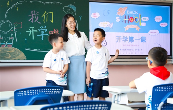 8月30日，雄安史家胡同小學(xué)學(xué)生體驗(yàn)學(xué)校生活。