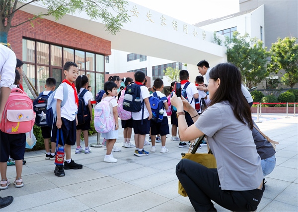 8月30日，雄安史家胡同小學(xué)學(xué)生體驗(yàn)學(xué)校生活。