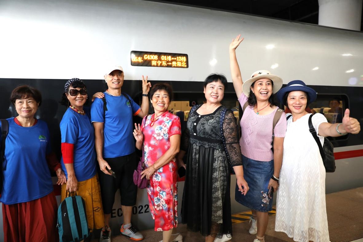 在南寧東站，旅客與貴南高鐵首發(fā)列車(chē)合影。 林祥云攝
