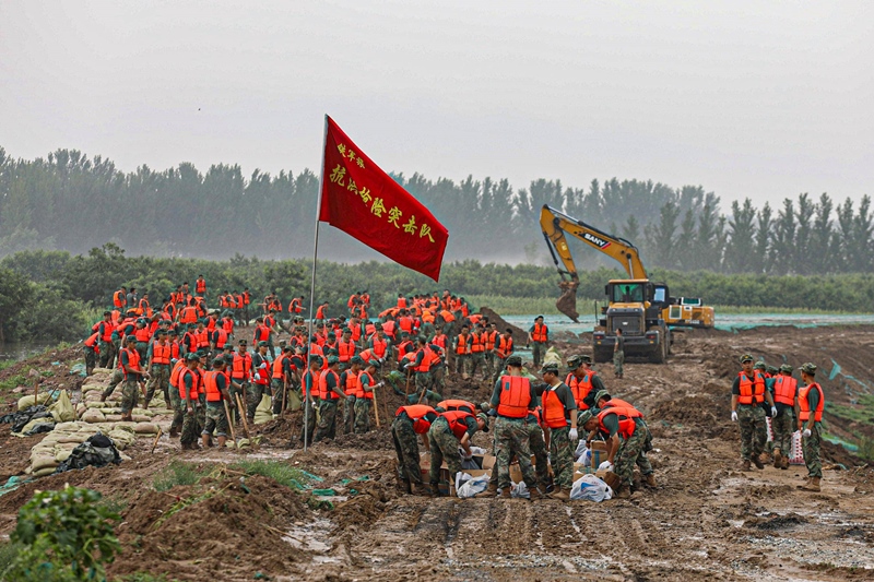 △2023年8月2日，中部戰(zhàn)區(qū)陸軍第82集團(tuán)軍“鐵軍旅”官兵在河北省高碑店市白溝河任務(wù)區(qū)加固岸堤。