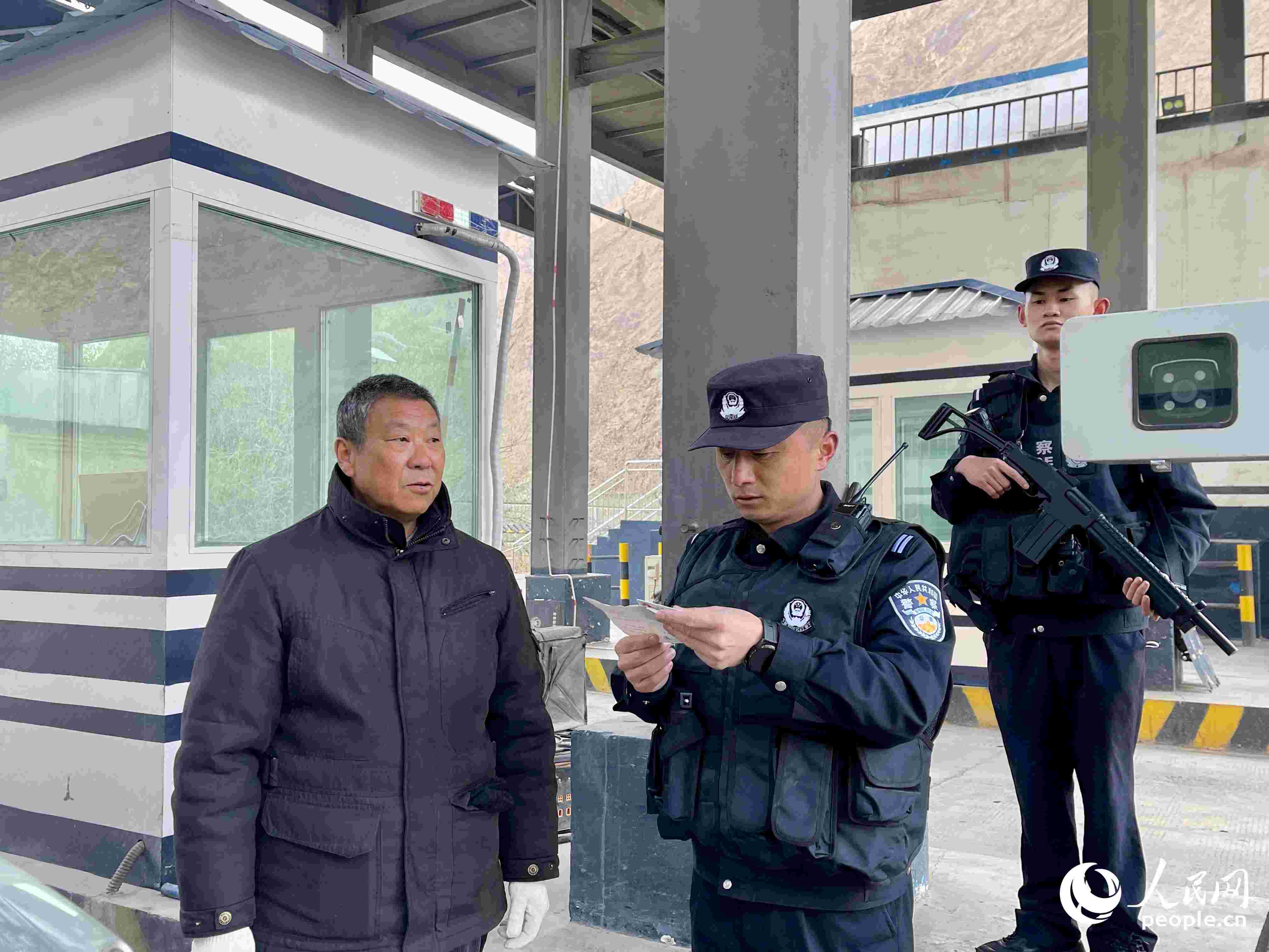 2023年5月10日，在庫地邊境檢查站，陳暢核對(duì)進(jìn)出邊境管理區(qū)人員信息。人民網(wǎng) 周靜圓攝