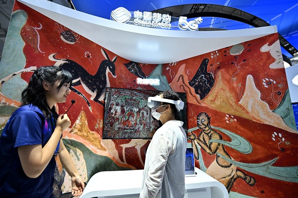 9月3日，一名參觀者在首鋼園中國移動展臺體驗(yàn)基于AR/VR特效的敦煌導(dǎo)覽，沉浸式感受敦煌壁畫的魅力。新華社記者 李鑫 攝