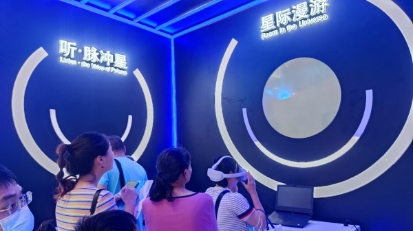 9月2日，貴州展館里觀眾排隊(duì)體驗(yàn)VR。受訪者供圖