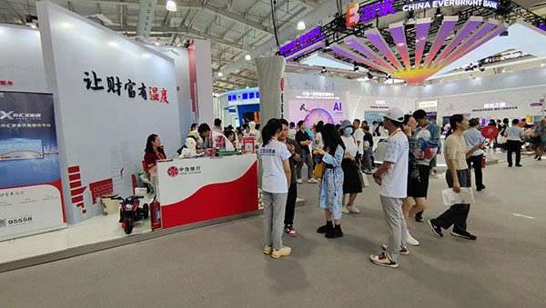 在銀行展臺(tái)，“溫度”成為了高頻詞匯。人民網(wǎng)記者 李彤?dāng)z