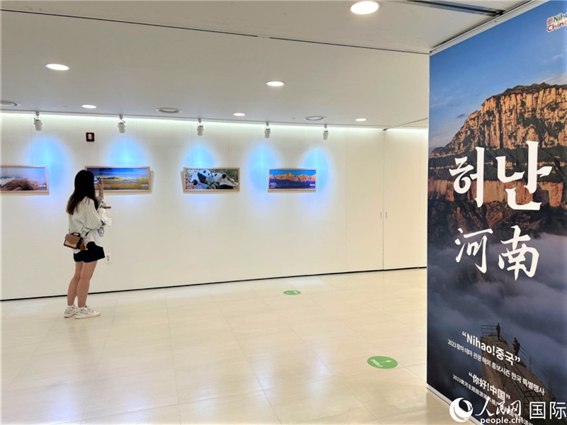 2.民眾參觀“看九曲黃河 聽華夏故事”主題展。人民網(wǎng)記者 馬菲攝