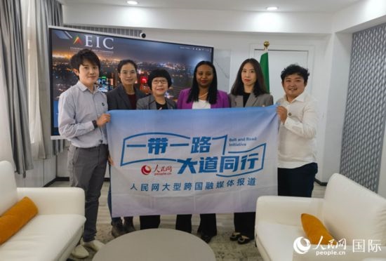 萊利斯（右三）、埃塞投資委中國投資顧問萬巧云（左二）與人民網(wǎng)記者合影。