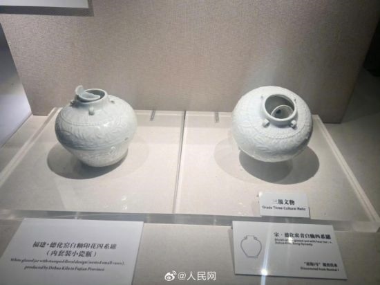 福建德化窯白釉印花四系罐（左）。人民網(wǎng)記者 李娜攝