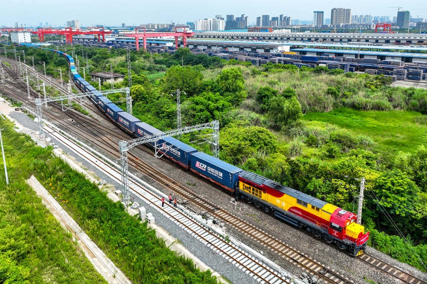 中歐班列（成渝）駛出成都國(guó)際鐵路港。青白江區(qū)委宣傳部供圖