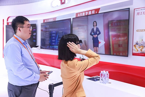 在工商銀行展臺，數(shù)字員工“工曉伴”與觀展游客互動。受訪者供圖