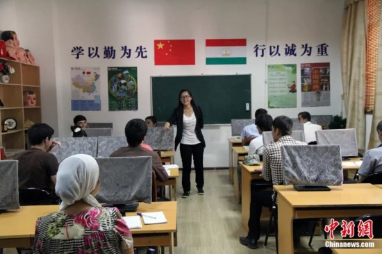 2014年，塔吉克斯坦國(guó)立民族大學(xué)的孔子學(xué)院內(nèi)，教師正在為塔吉克斯坦學(xué)生授課。田冰 攝
