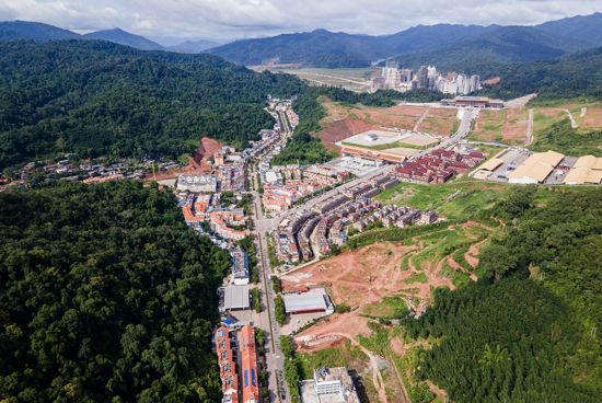 磨憨口岸俯瞰，右前方高層白色建筑群為老撾境內(nèi)。人民網(wǎng)記者 符皓攝