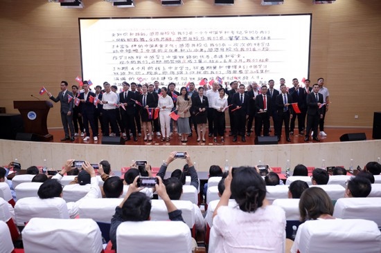 7月31日，昆明鐵道職業(yè)技術(shù)學(xué)院舉行援老撾鐵道職業(yè)技術(shù)學(xué)院項目教育能力建設(shè)教師培養(yǎng)班結(jié)業(yè)典禮。昆明鐵道職業(yè)技術(shù)學(xué)院供圖