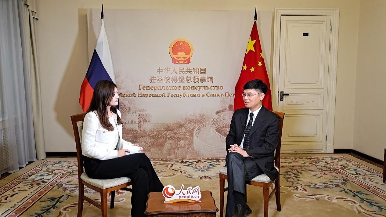 中國(guó)駐圣彼得堡副總領(lǐng)事張曉慶（右）接受人民網(wǎng)記者申佳平采訪。人民網(wǎng)記者 劉凡攝