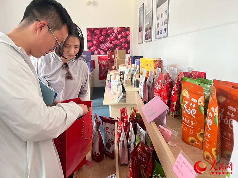 消費者在選購產(chǎn)品。人民網(wǎng)記者 常雪梅攝