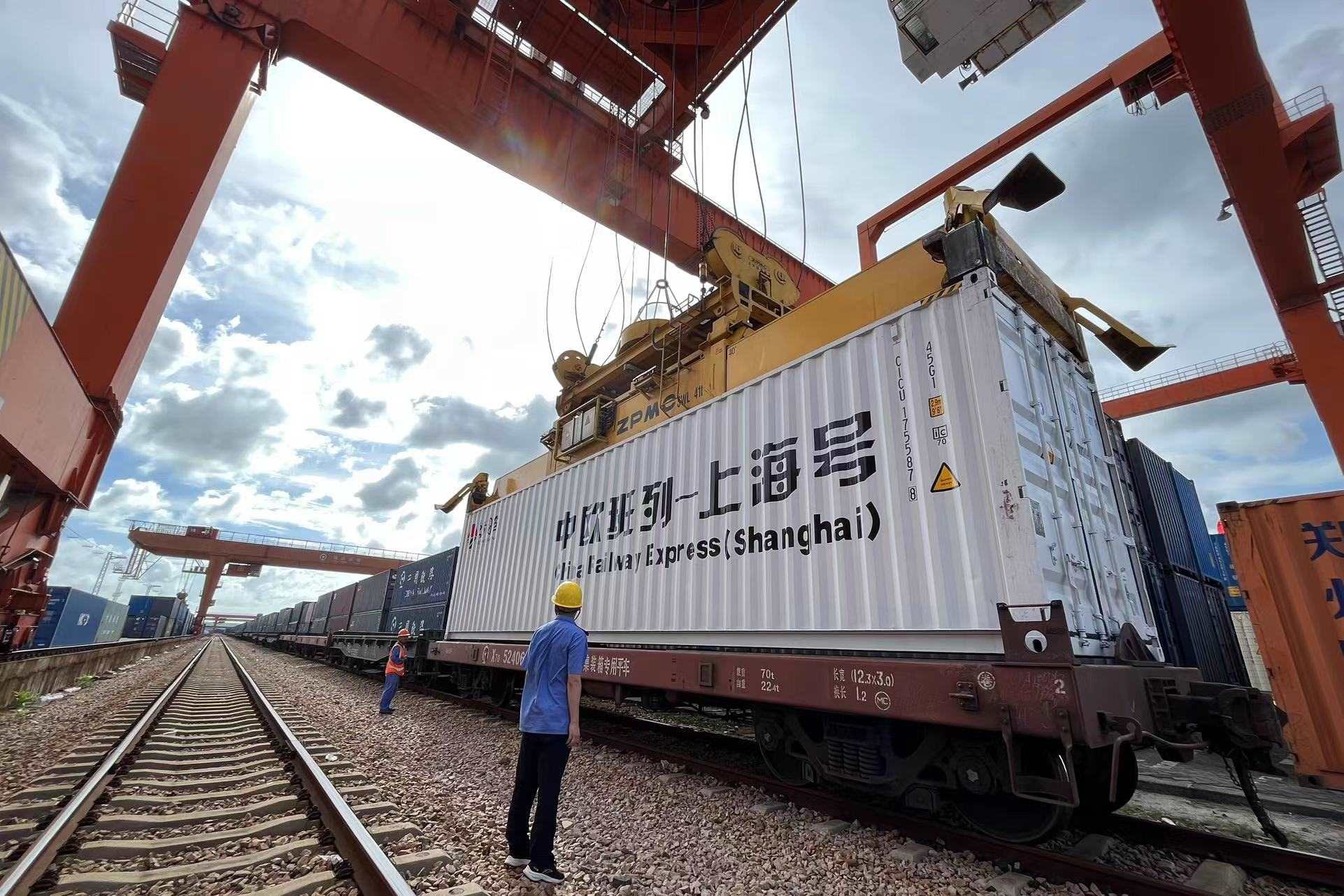 鐵路上海貨運(yùn)中心閔行站貨場內(nèi)，吊機(jī)在貨運(yùn)員的監(jiān)裝下進(jìn)行裝車落箱作業(yè)。人民網(wǎng) 皇甫萬里攝