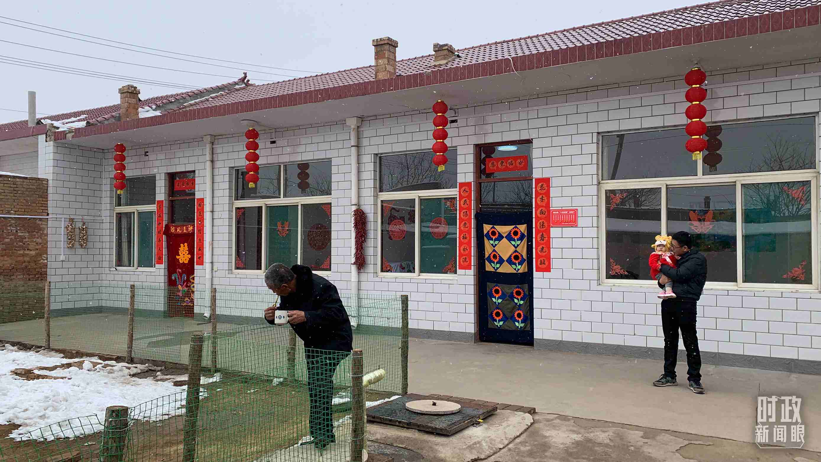 △ 當年春節(jié)來臨之前，馮南垣村受災(zāi)村民全部搬進了新家。（總臺央視記者段德文拍攝）