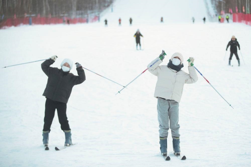 △2023年1月7日，游客在北極村滑雪場(chǎng)內(nèi)體驗(yàn)滑雪。