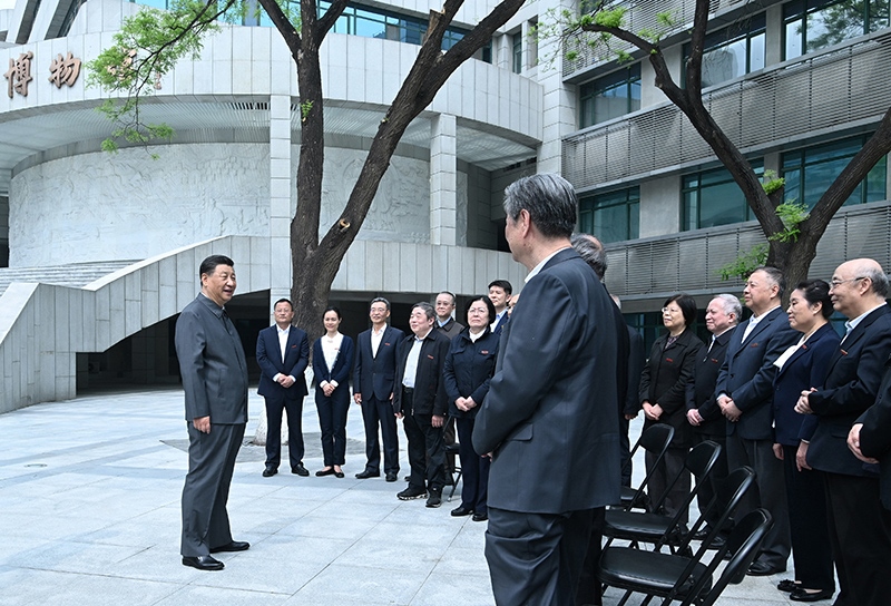 2022年4月25日，習(xí)近平總書記來到中國人民大學(xué)考察調(diào)研，在博物館門前廣場(chǎng)上，同老教授、老專家和中青年骨干教師代表親切交談。
