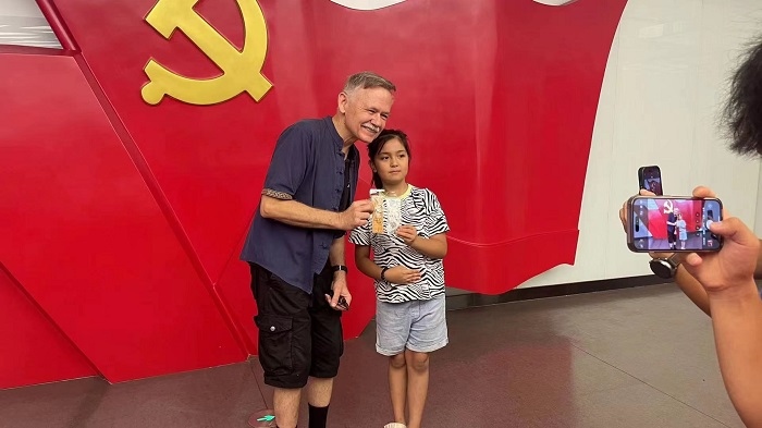 潘維廉和志愿講解員紀(jì)念合影。主辦方供圖