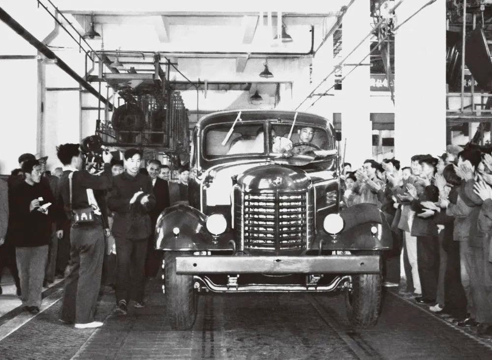 △1956年7月13日，第一輛解放牌汽車駛下裝配線。