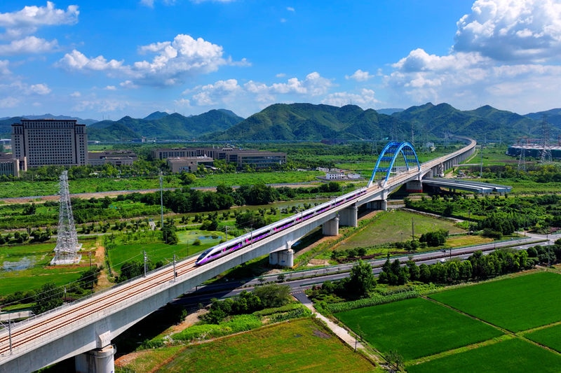 復(fù)興號(hào)亞運(yùn)智能動(dòng)車組列車。上海鐵路局融媒體中心供圖